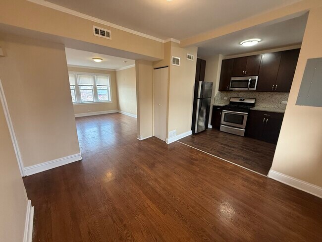 Foto del edificio - 4456 W Diversey Ave