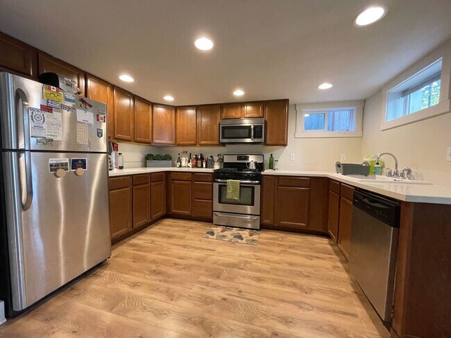Foto del edificio - Fantastic Lower Duplex Unit with Washer/Dr...