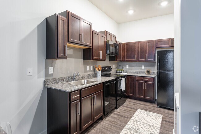 2HAB, 1BA: The Senator - 863 ft² - Metro Place Apartments