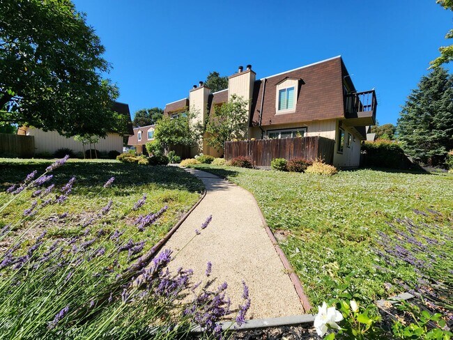 Building Photo - Lovely two bed, two bath condo with garden...