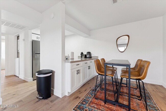 Foto del edificio - 2739 E Tamarisk Ave