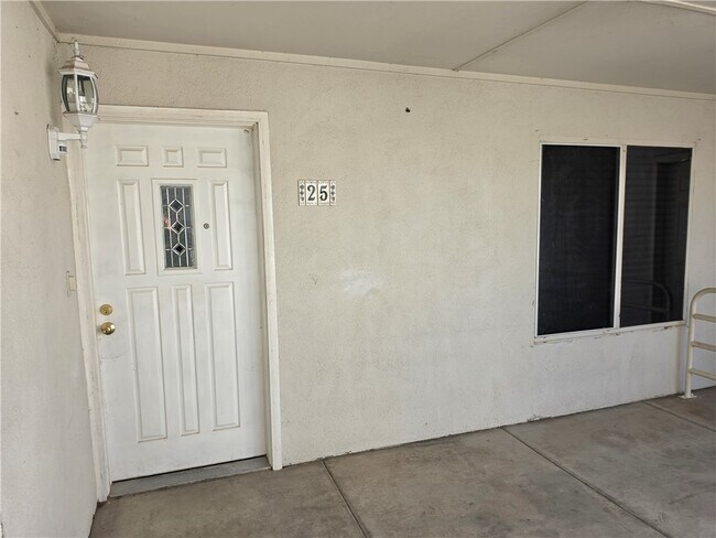 Building Photo - 1800 Club House Dr