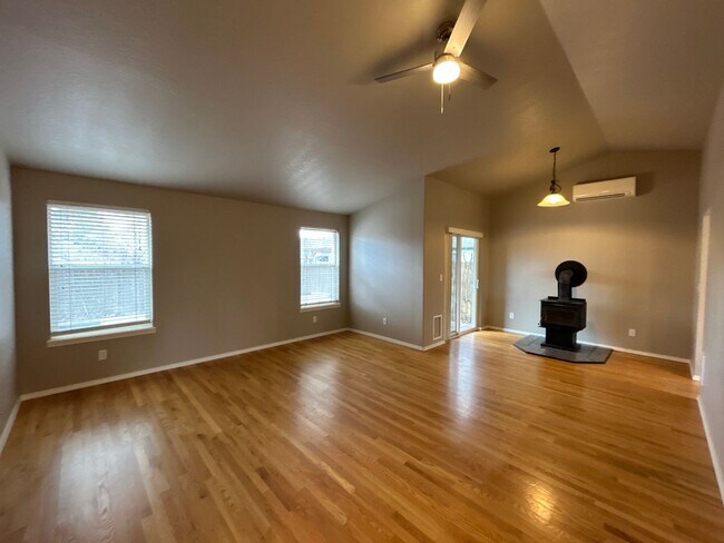 Foto del edificio - 3 Bedroom / 2 Bathroom Home in SW Redmond