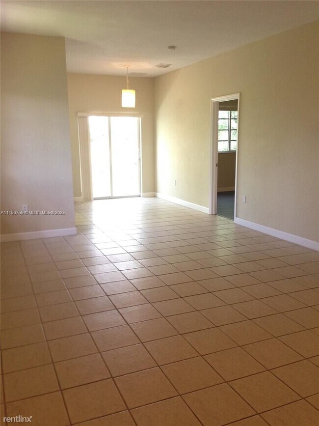 Building Photo - 3 br, 2 bath House - 2589 NE 4th St Unit 201