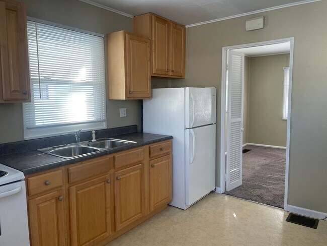 Building Photo - 3 Bedroom House with Detached Garage