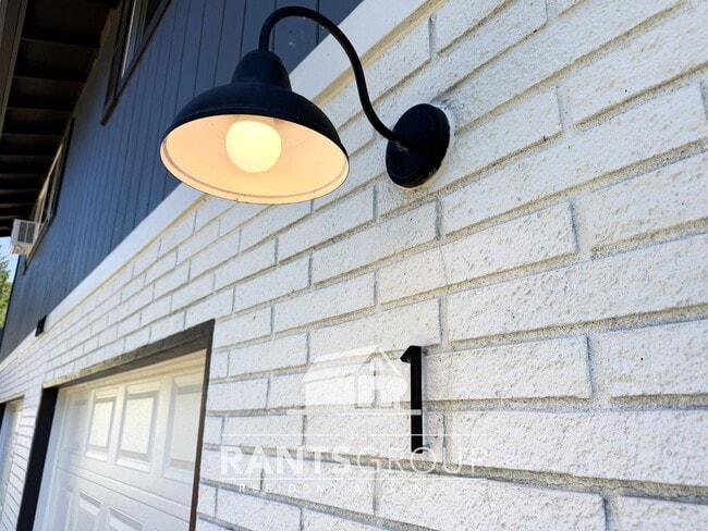 Building Photo - 351R