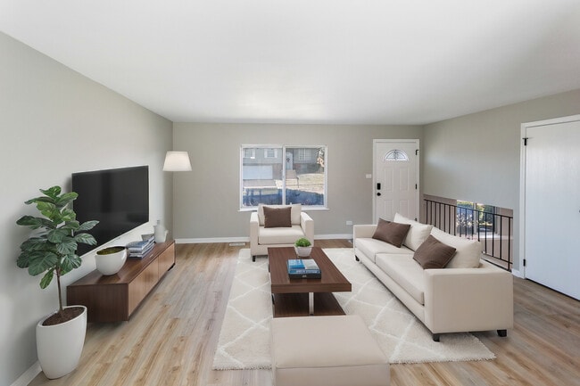 Building Photo - 18200 Fountainbleau Dr