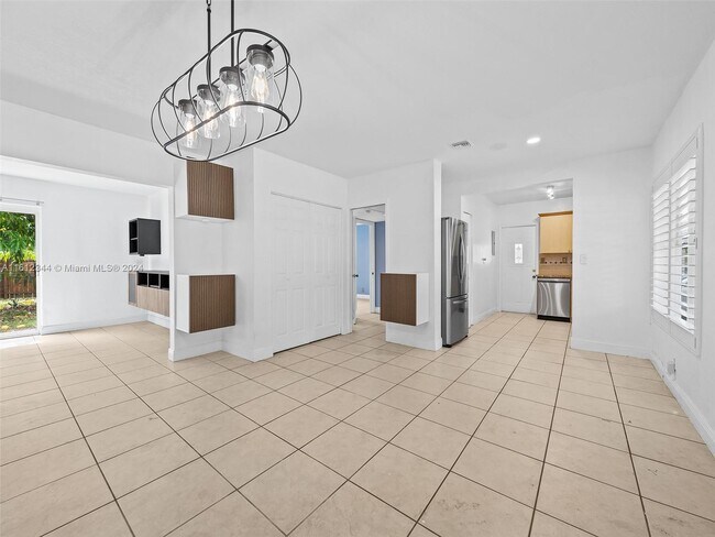 Building Photo - 920 SW 50th Ave