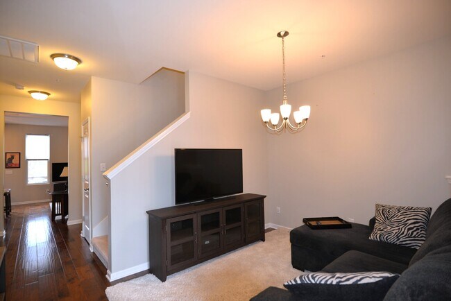 Building Photo - 1047 Livingstone Ln
