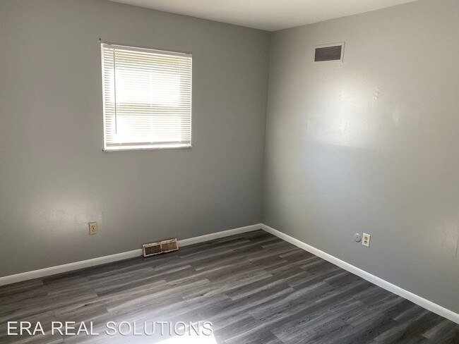 Building Photo - 930 S Roys Ave