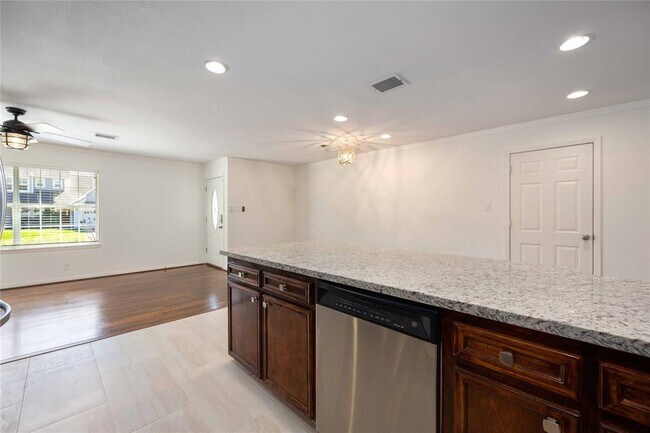 Foto del edificio - 1830 Libbey Dr