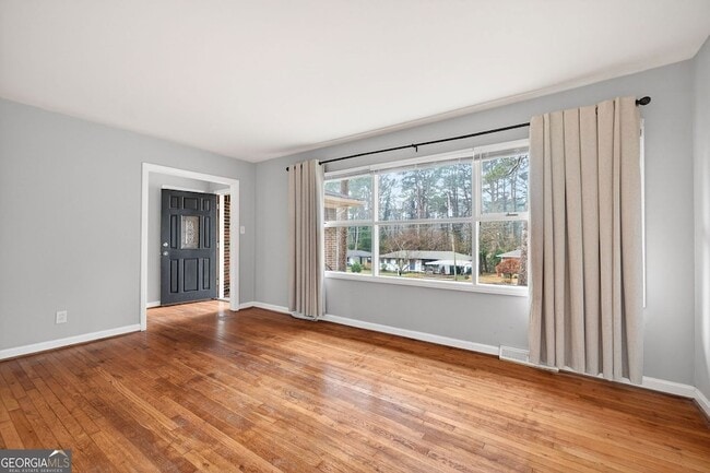 Building Photo - 3178 Pinehill Dr