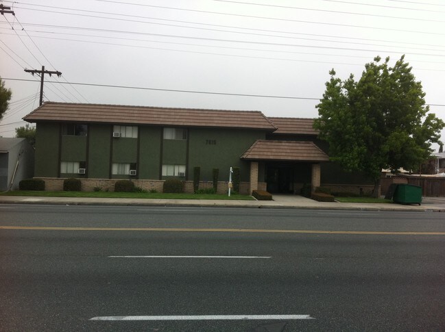 Frente - 7615 Florence Ave