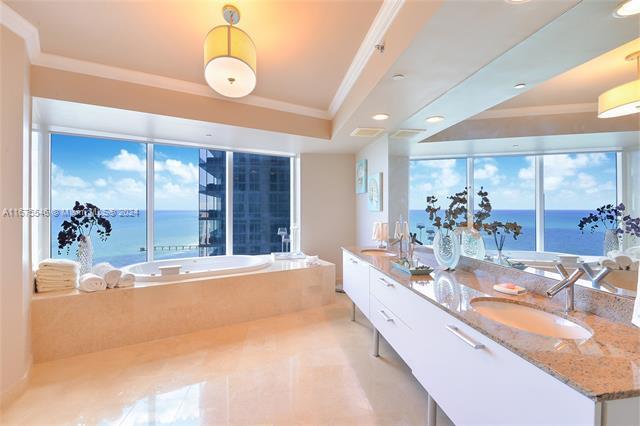 Foto principal - 17201 Collins Ave