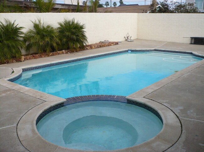 Building Photo - 4 Bed, 2.5 Bath House w/2-Car Garage & Pool