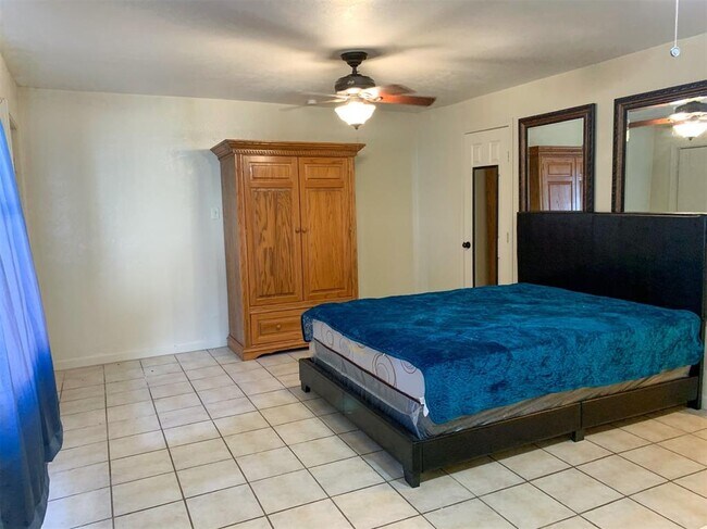 Foto del edificio - 8430 Holiday Ln