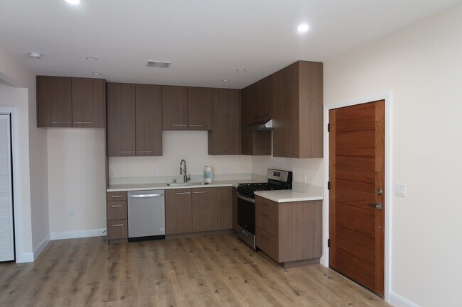 Kitchen - Custom Cabinets - 441 S Main St
