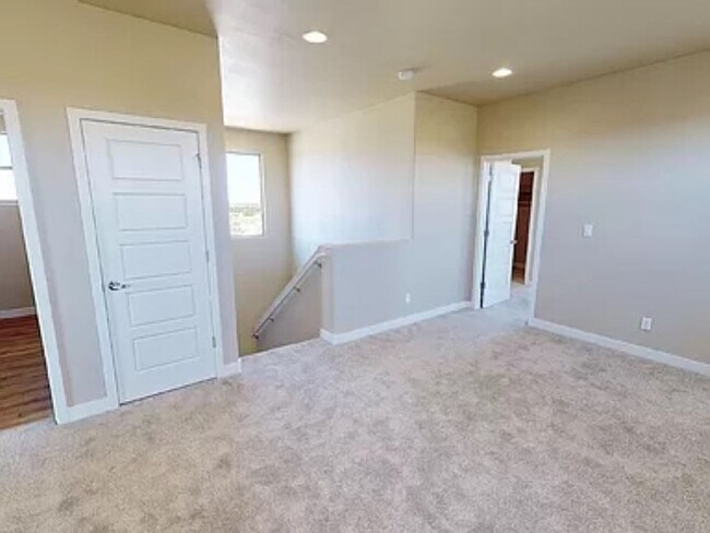 Building Photo - Beautiful Views