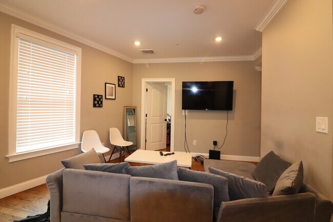 Building Photo - 12 Hyde Park Ave