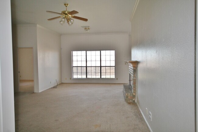 Building Photo - Spacious Brick Home!  Zia School District
