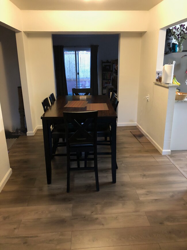 Ejemplo de comedor. El alquiler no incluye muebles. - 808 La Veta Dr NE