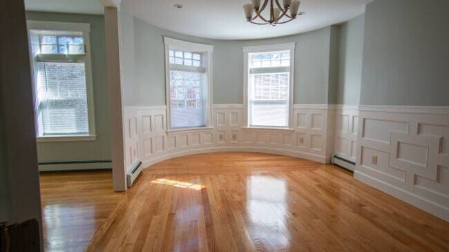 Building Photo - 9/1 Nicely renovated 3BR near Wash Sq/Clev...