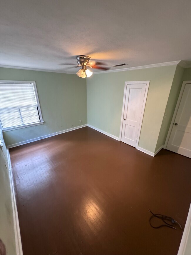 Building Photo - 750 Woodbury Rd