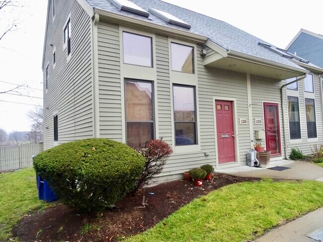 Foto del edificio - 125 Governor Winthrop Rd