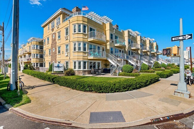 Foto del edificio - 100-12 Shore Front Pkwy