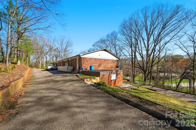Building Photo - 2 bedroom and 1 bath apartment