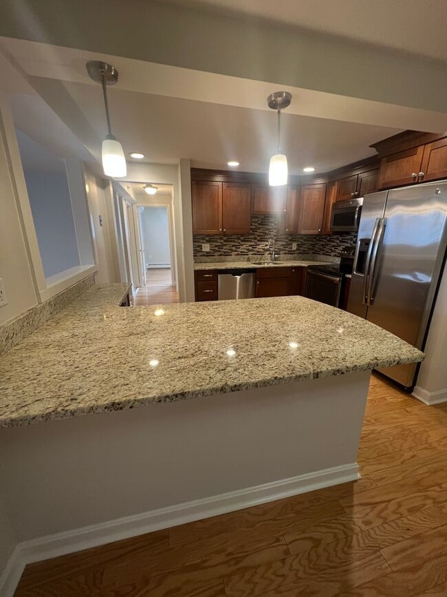 Building Photo - GARDEN LEVEL CONDO: 2 BED/1 BATH: Birchwoo...