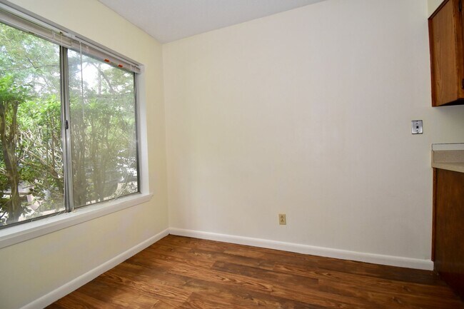 Building Photo - Saratoga Street Duplex