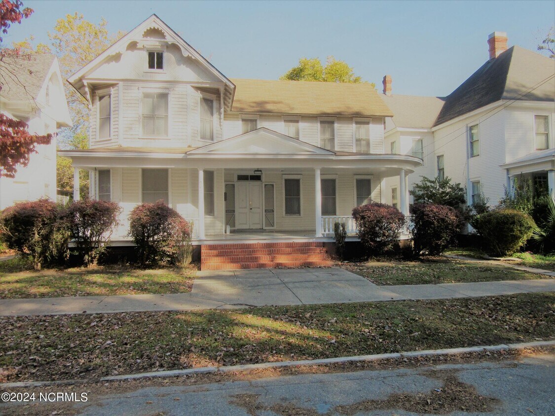 Primary Photo - 702 W Main St