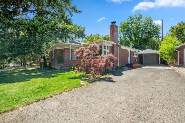Building Photo - Old Southwest 2 bed / 1 bath / 1 car garag...