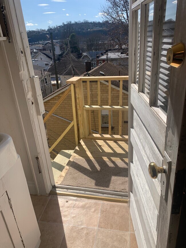 Building Photo - 309 Lee St W