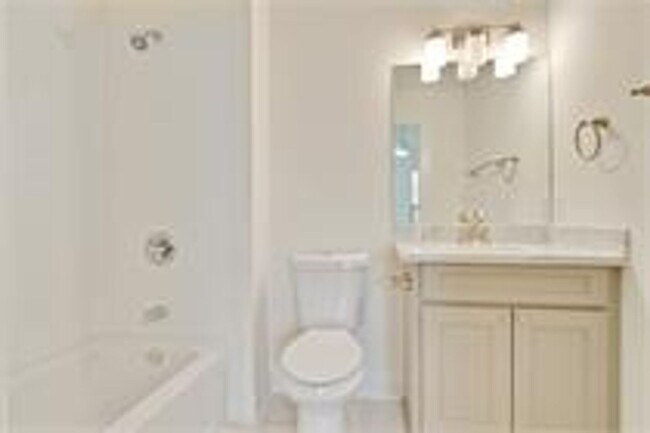 Foto del edificio - Renovated Central City Home with Open Floor Plan & Parking