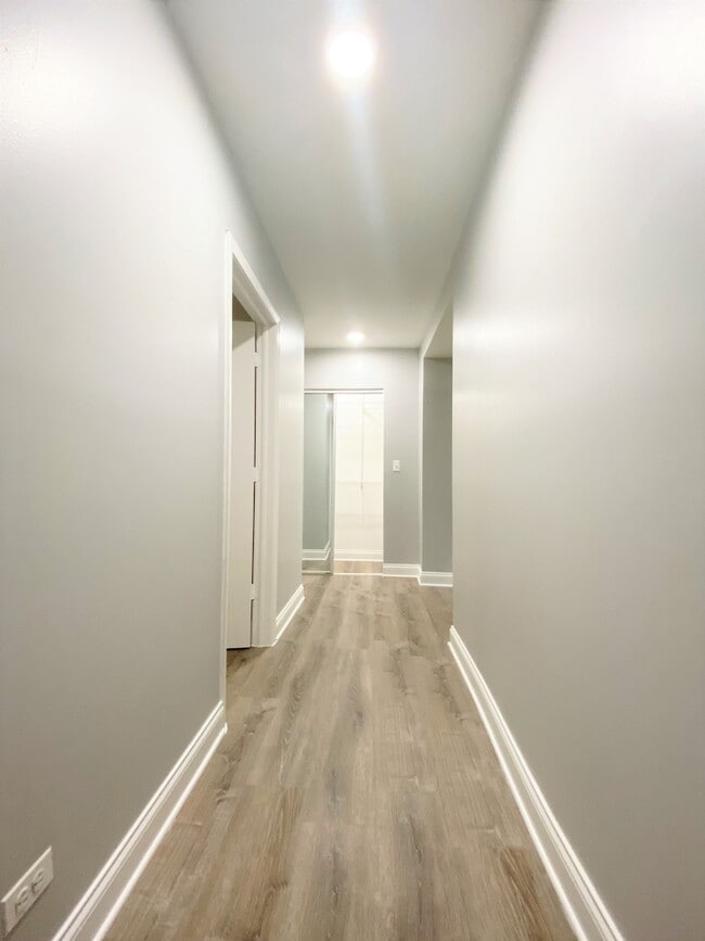 Building Photo - 4031 N Kenmore Ave