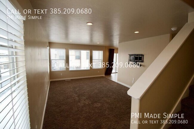 Building Photo - Roomy Beautiful Townhome | $250 Move-in Sp...