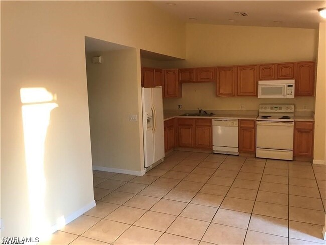 Building Photo - 4646 Golfview Blvd