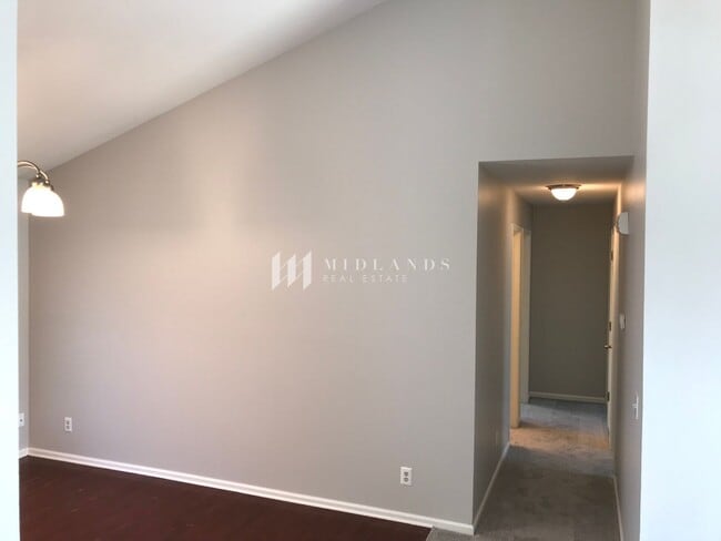 Building Photo - Springhill Split Entry