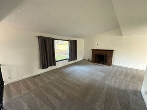 Building Photo - 869 Meadowlawn Dr SE