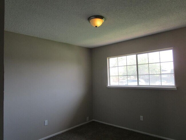 Building Photo - Please contact Vaughn Realty to set up an ...