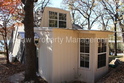 Building Photo - Great three bedroom home right off the lake