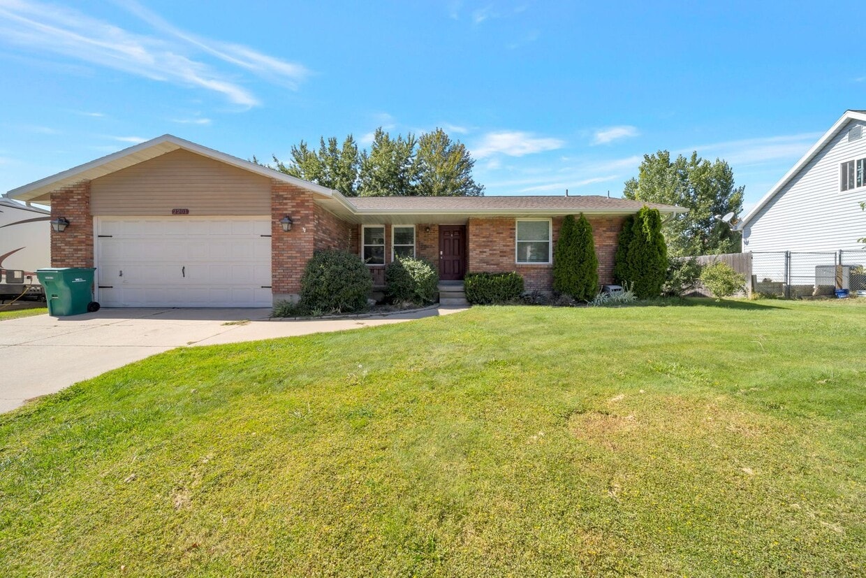 Foto principal - Spacious 4 Bed, 3 Bath Pet-Friendly Home w...