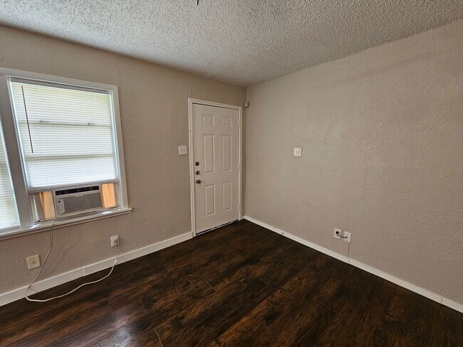 Foto del edificio - Available now ready for immediate move in