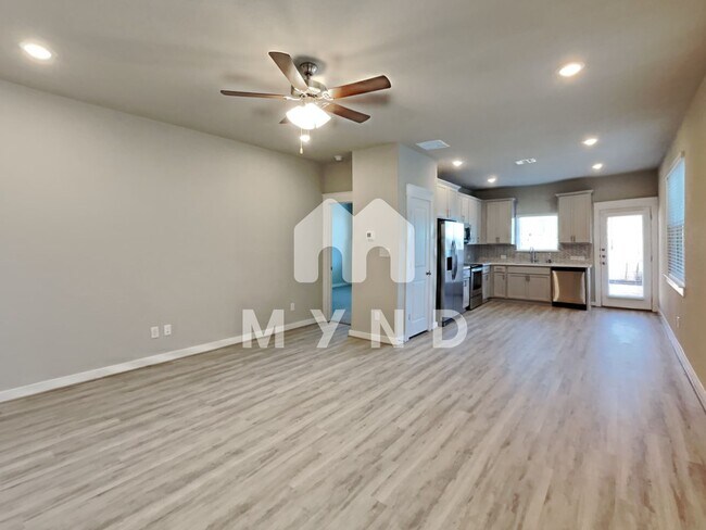 Building Photo - 890 Casina Cir