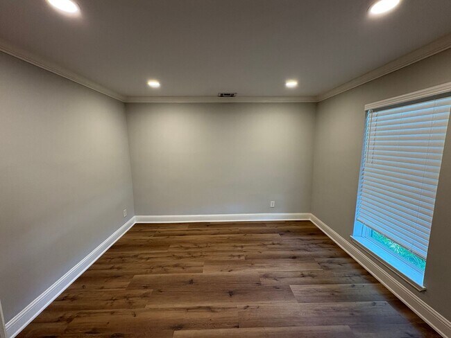Foto del edificio - Totally redone 4 bedrooms townhouse.