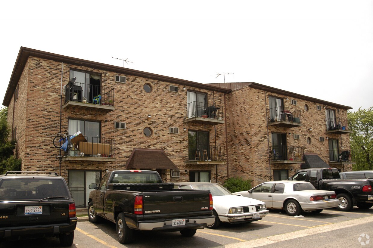 Building Photo - 1921 Green Ln N