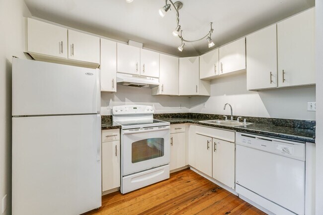 Building Photo - Amazing 3bed/1bath Fourplex with Private B...
