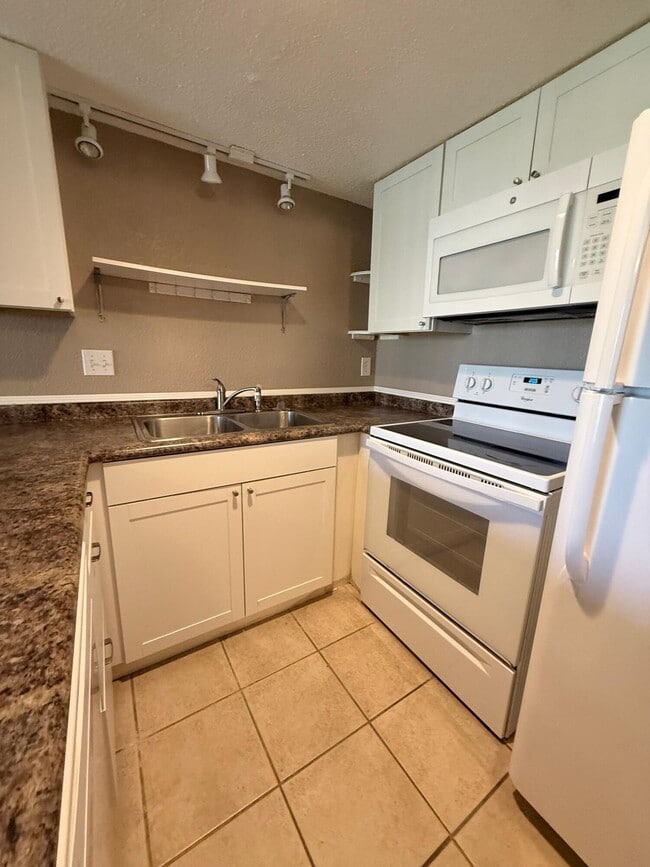 Building Photo - 308 Miracle Strip Pkwy SW